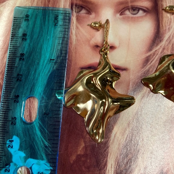 ⭐️ Gold Tone Earrings - Picture 5 of 5